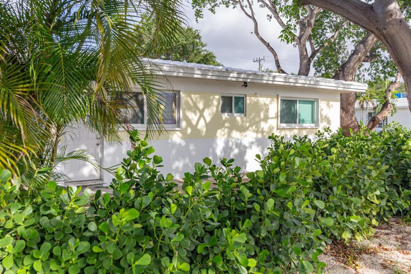 Large Stylish Studio Apartment In El Portal #3 Miami Exterior foto